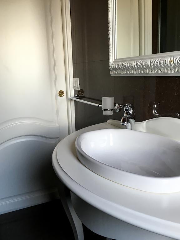 Palazzo Eliss Bed & Breakfast มาร์เกริตา ดิ ซาวอยา ภายนอก รูปภาพ