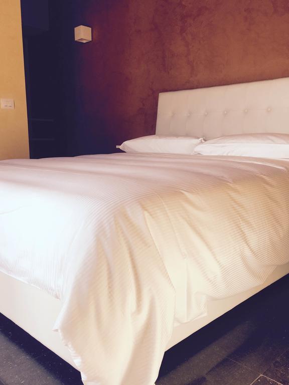 Palazzo Eliss Bed & Breakfast มาร์เกริตา ดิ ซาวอยา ภายนอก รูปภาพ